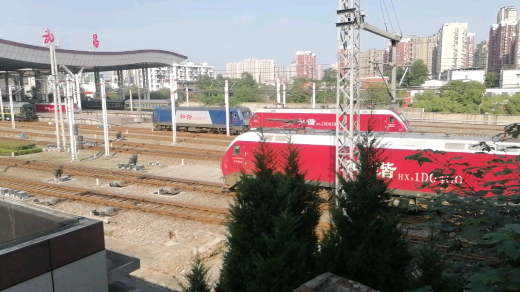 z126次列车进武昌站