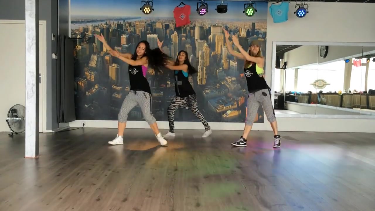 [图]Bailando - Enrique Iglesias - Fitness Dance Choreography