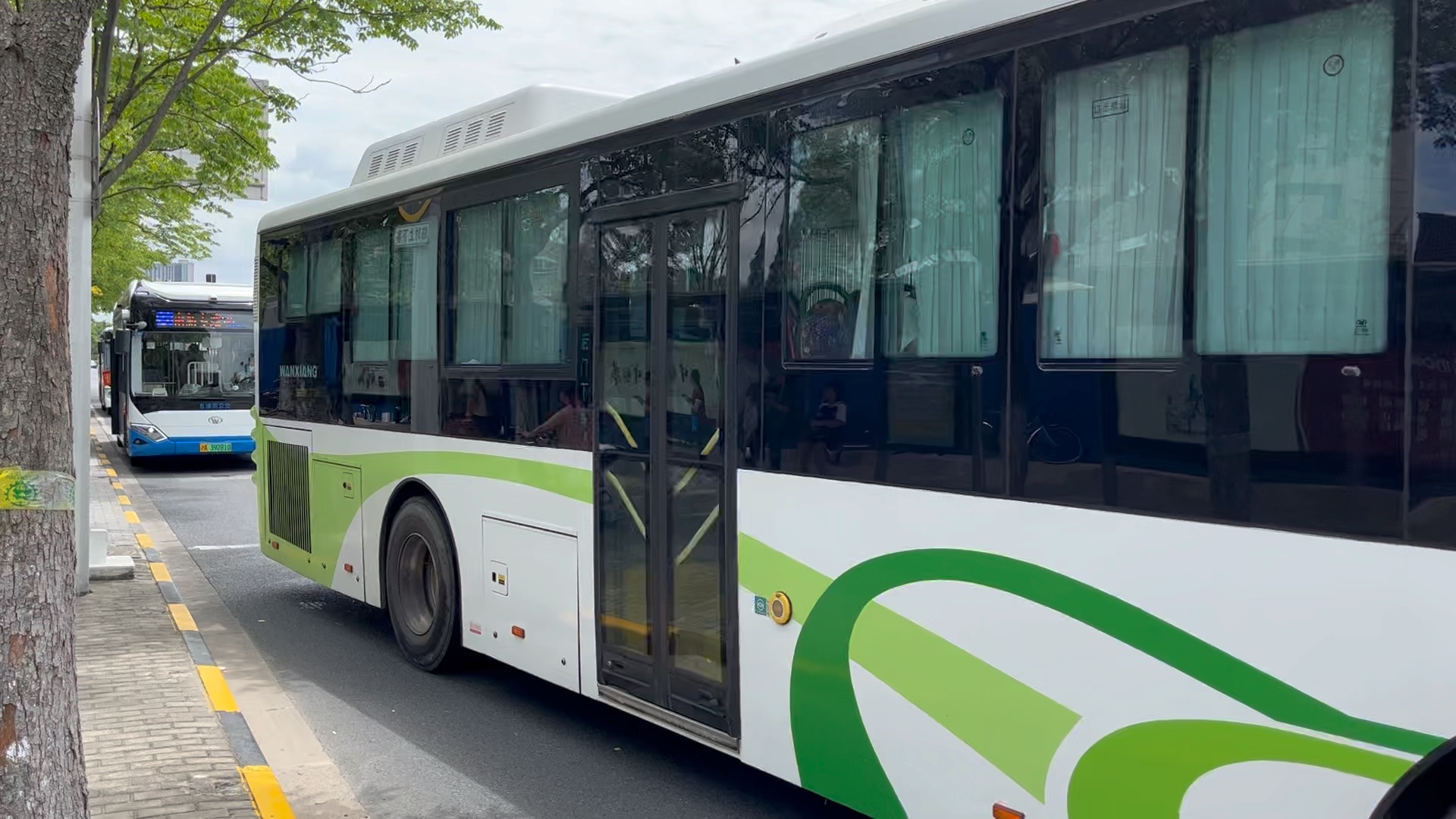 这个是我今天刚刚在芳华路拍的上海公交浦卫线w2k出站