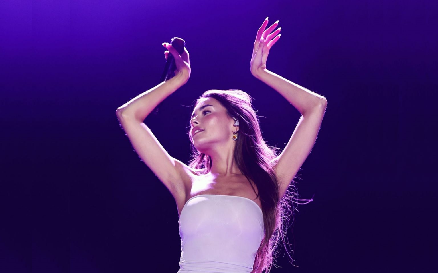 啤酒妹madisonbeer穿抹胸紧身连体裤在音乐节激情嗨唱