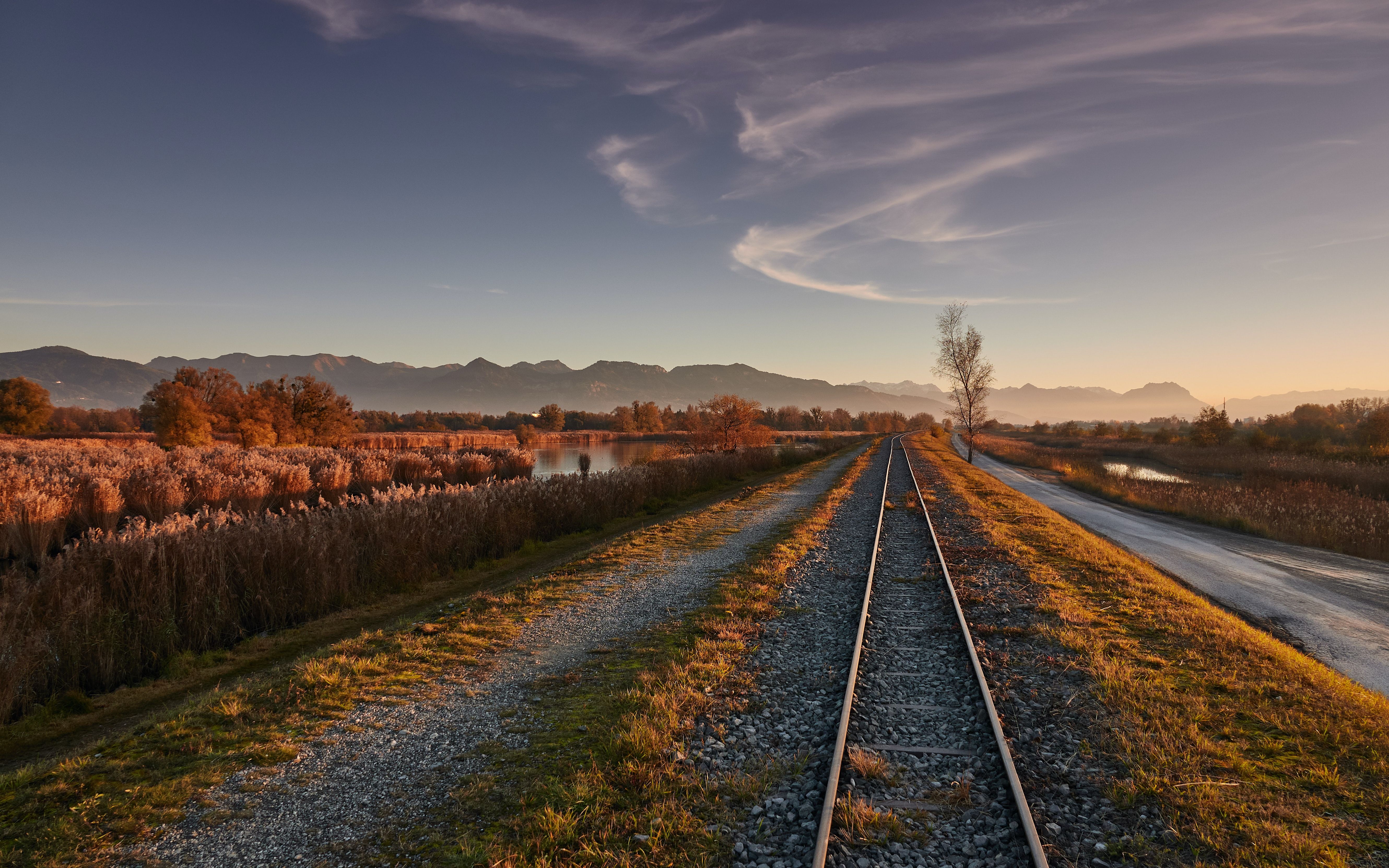原创轻音乐—于秋日湖畔 alongside the river in fall