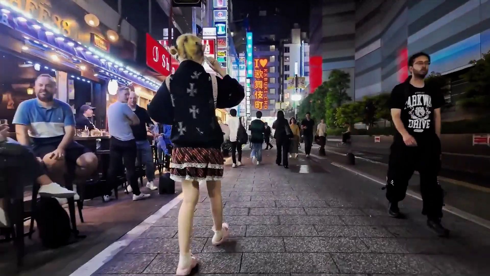 在搭讪文化盛行的日本,随处可见街头路过的小姐姐被搭讪