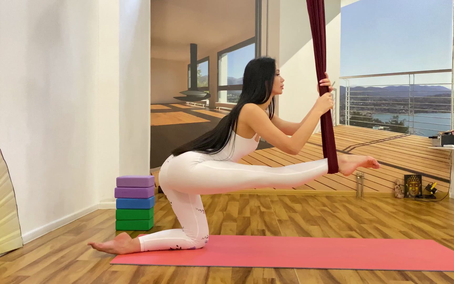 瑜伽美女巧用伸展带,展现不一样的形体魅力