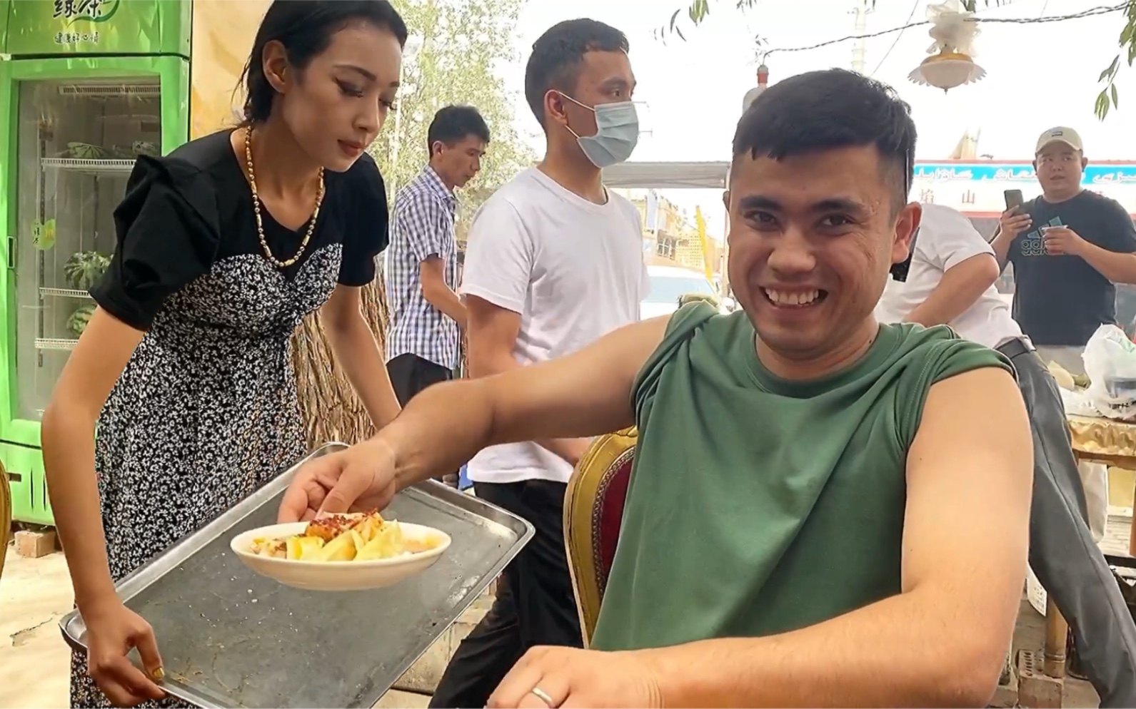 淡嘴哥请法特吃路边摊,偶遇漂亮小姐姐卖黄面,忍不住又多吃2碗