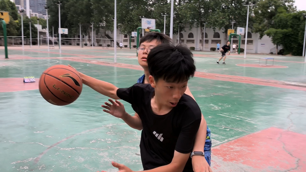 坤坤小哥打篮球