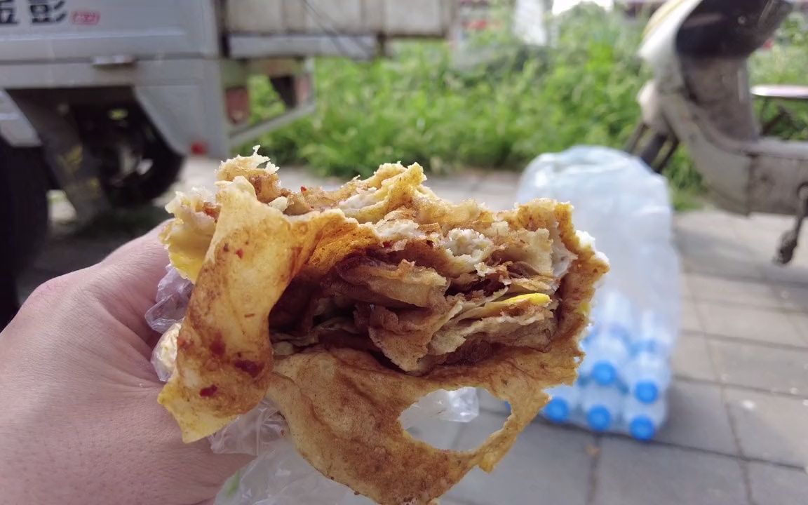 【小吃】河北沧州大叔摊的煎饼果子,5块钱一套,这样的煎饼我还是第一