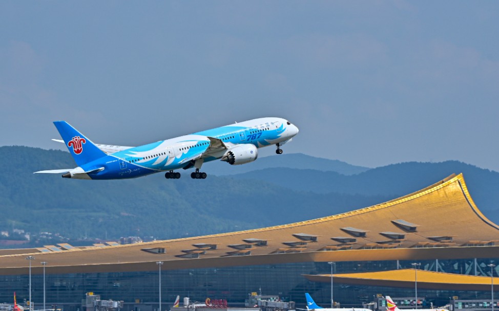 暑运中的昆明长水国际机场南航波音787与空客a330接连起降
