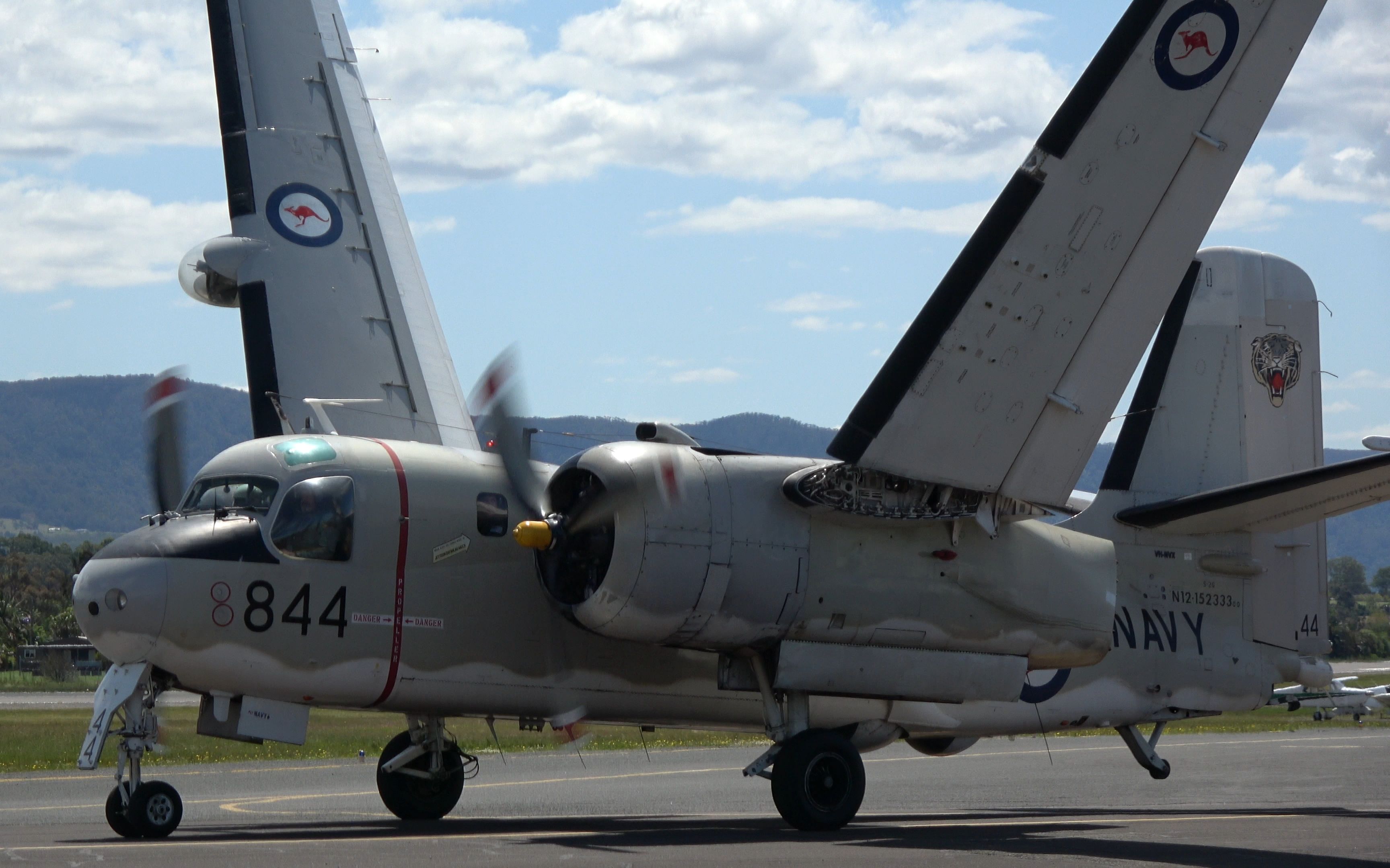 s-2舰载反潜机机翼展开,起飞,降落,机翼折叠