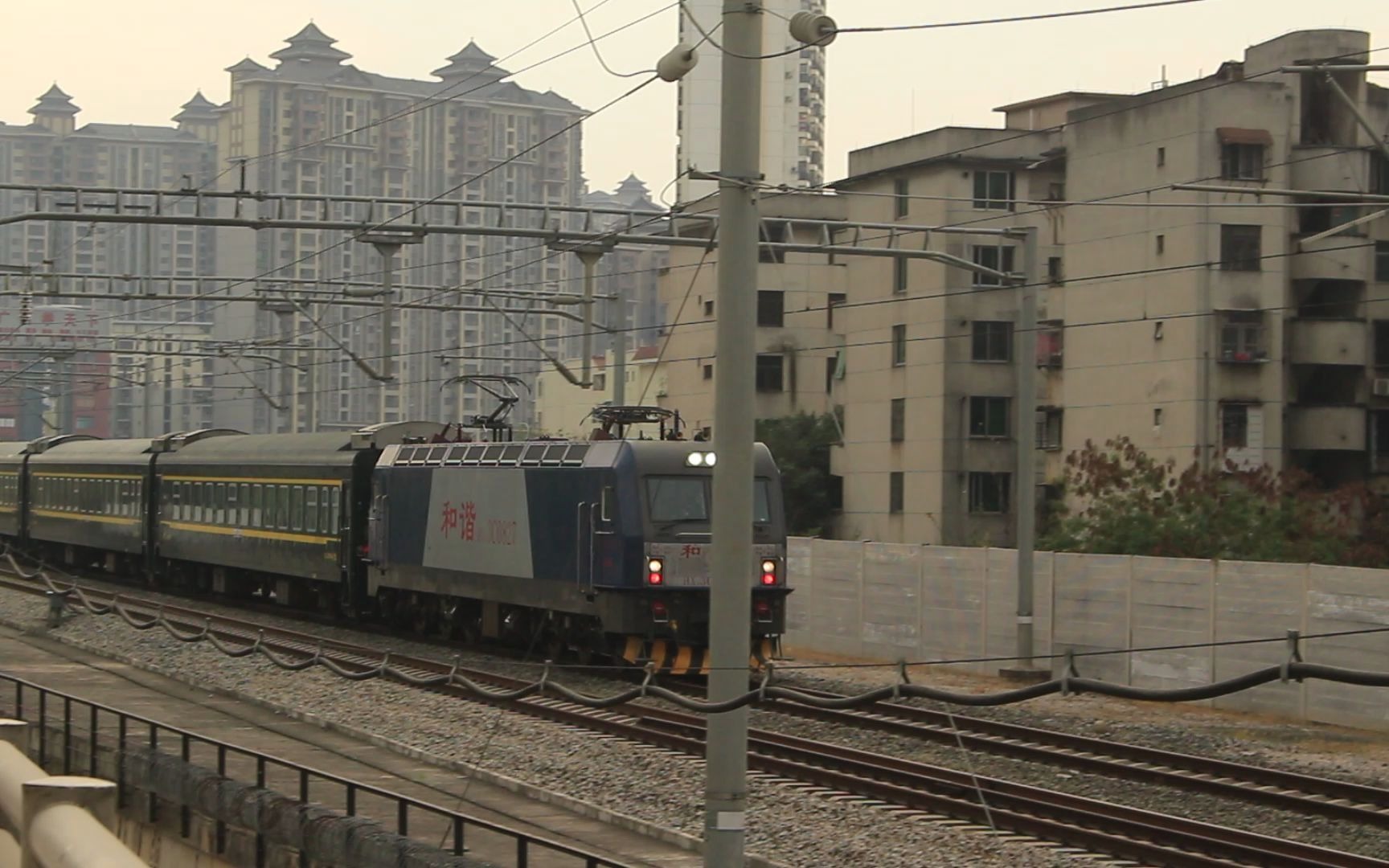 南宁市永和路宁局邕段hxd3c0827牵引k9306通过