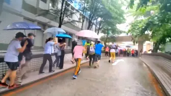 Download Video: 台湾再现新冠疫苗短缺引民众恐慌，上千人在大雨中排队等候施打