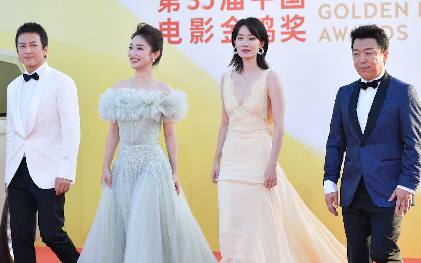 金鸡奖闭幕式主持团走红毯,邓超黄渤自带喜感,张小斐美丽动人