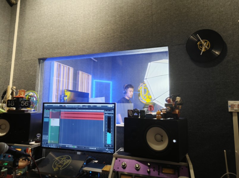 张安 录音棚影像素材 词曲:大菠萝 演唱:zhangan 制作人:大菠萝