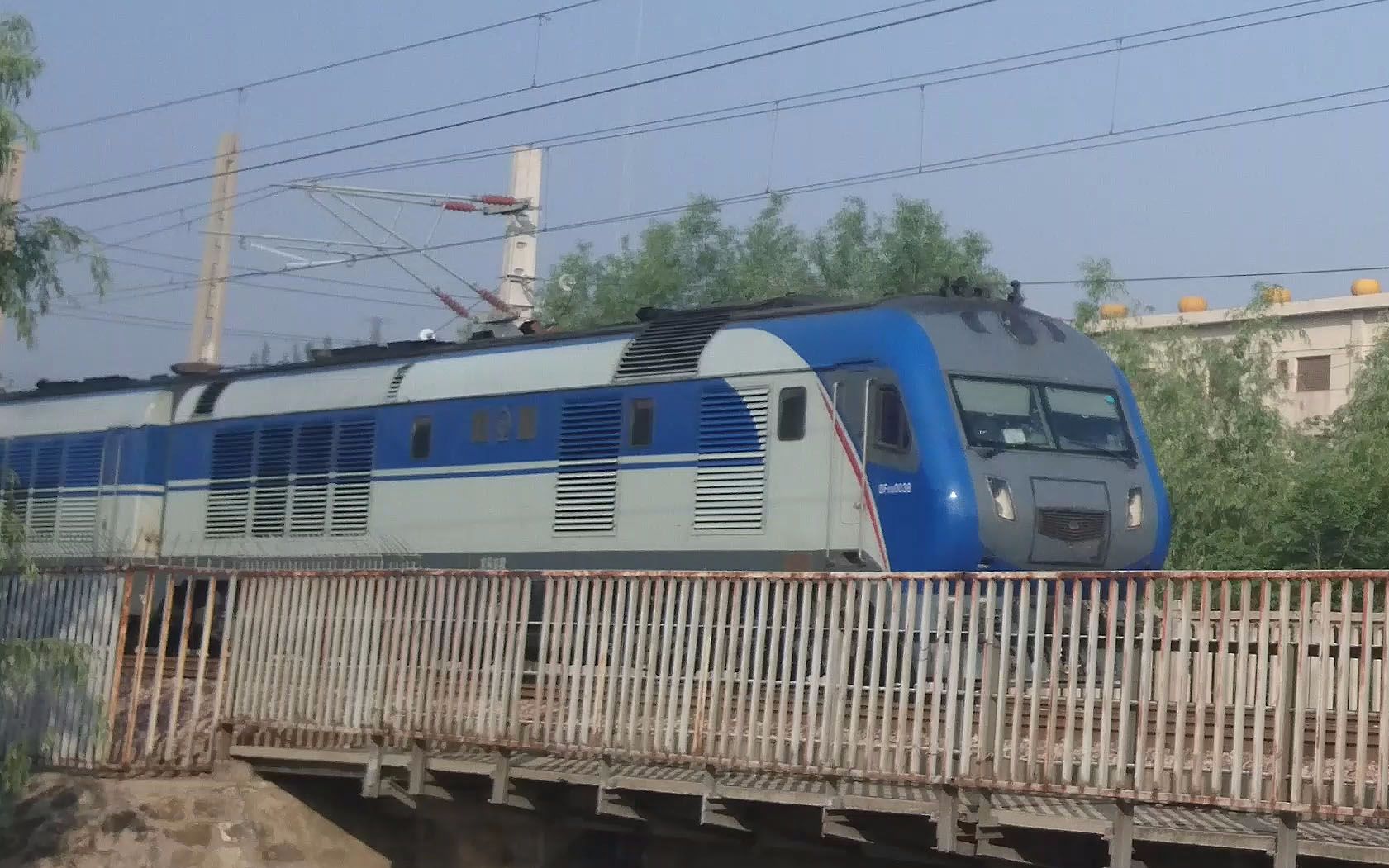 跨越号df11g00380037车头在阳光下是灰色的4k