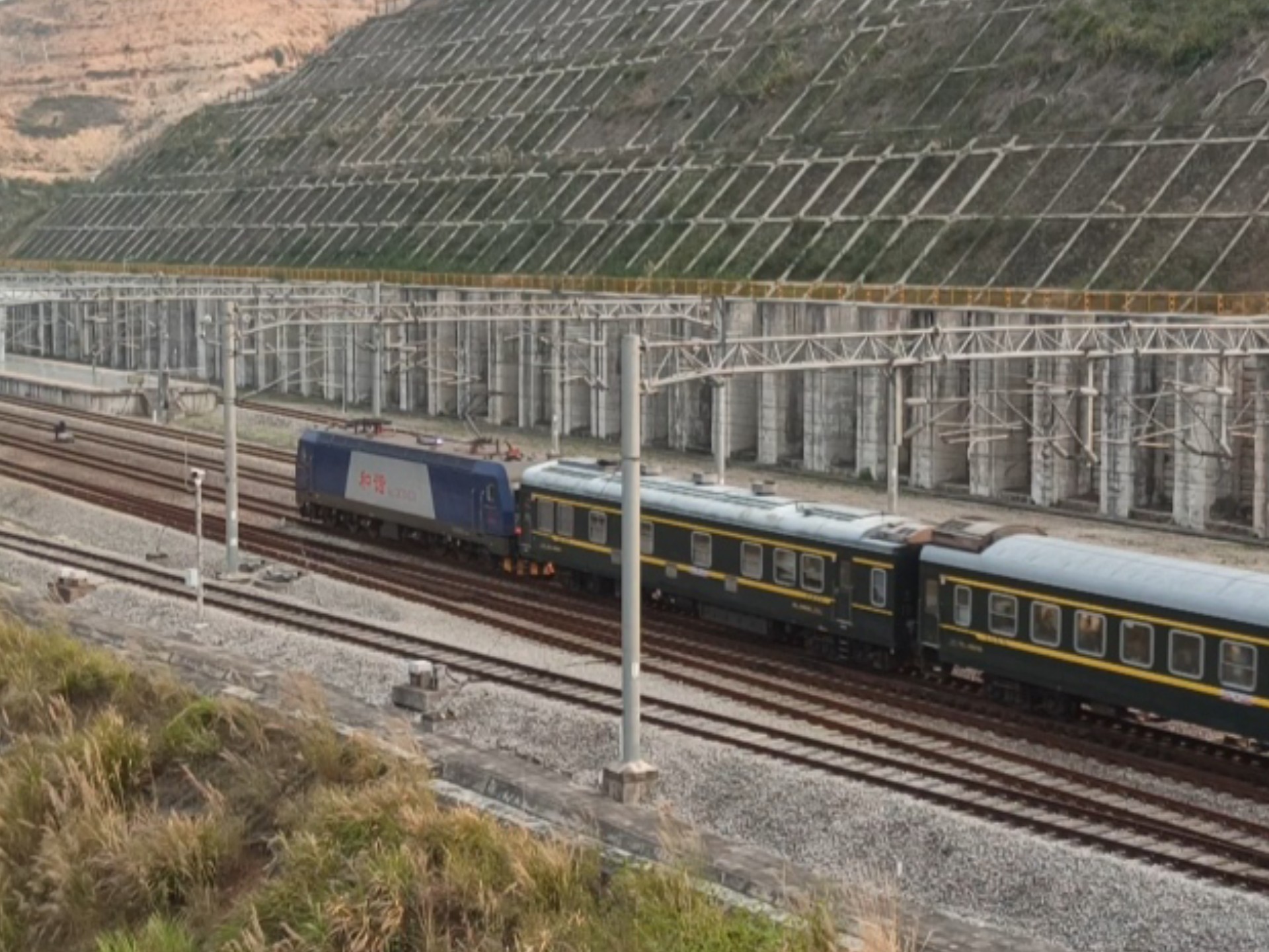 电力客车k1267次,尤溪站两道通过