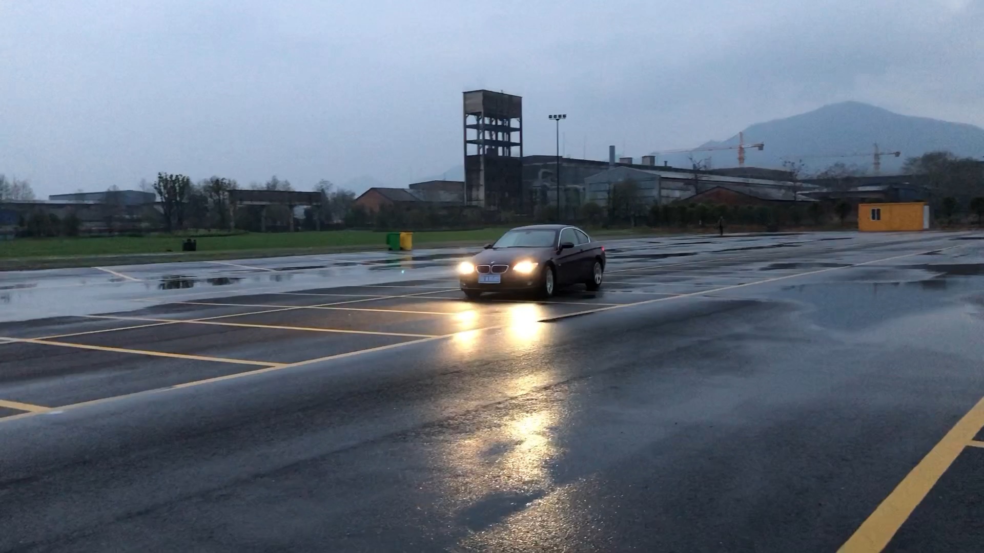e92330i原厂湿滑路面尝试漂移