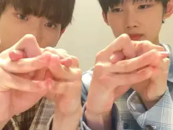 Télécharger la video: 【&TEAM·TIKTOK】240501 ✨Tag the bestie you wanna do this with!🍚🐇（JO/HARUA）