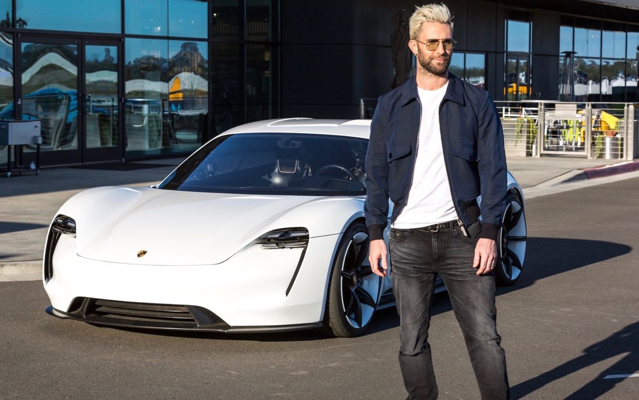 魔力红乐队主唱adamlevine体验保时捷纯电missione爽到停不下来