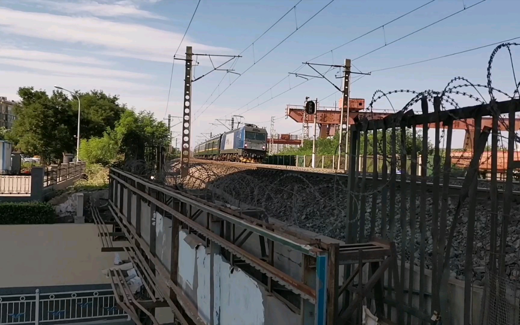 和谐电3c牵引k213次列车(天津—西安)出沧州站_哔哩哔哩_bilibili