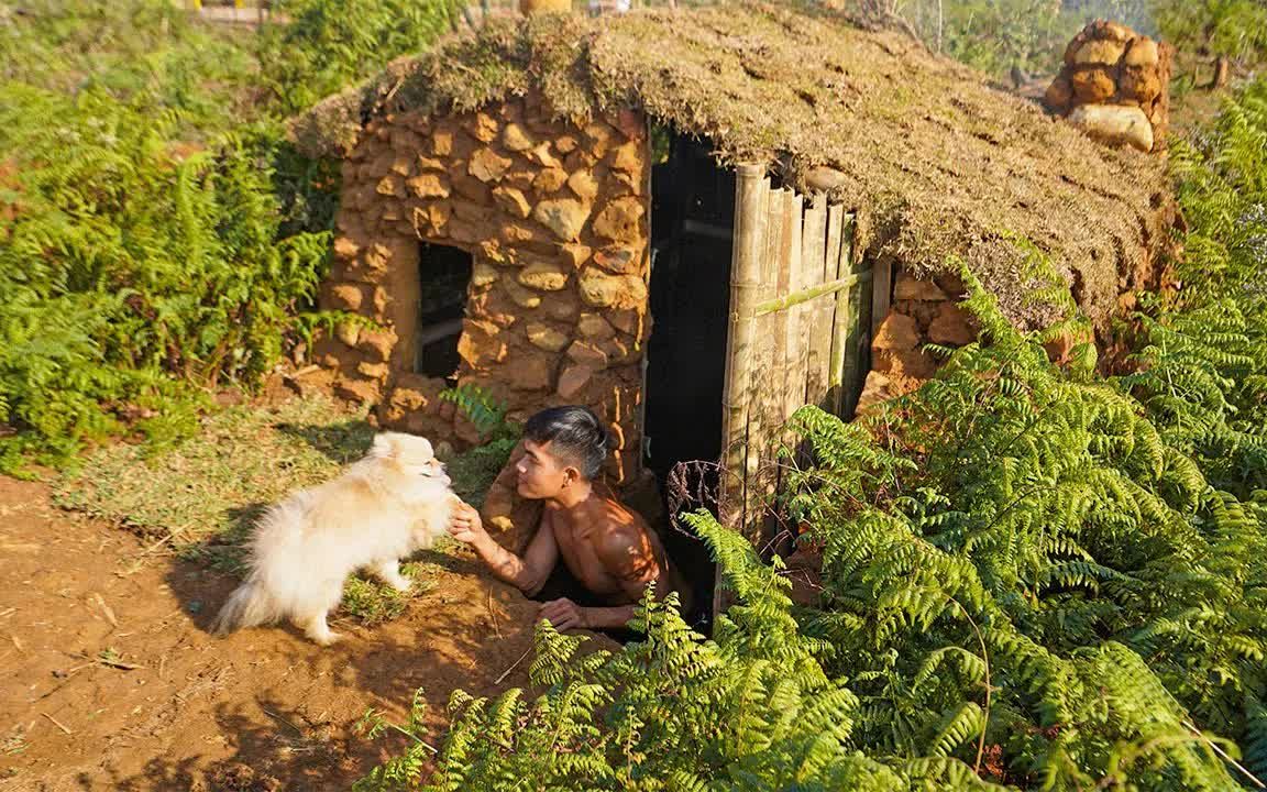 [图]荒野小哥带着狗狗流浪，自己用石头做的房子，晚餐竟是烤蚁后！