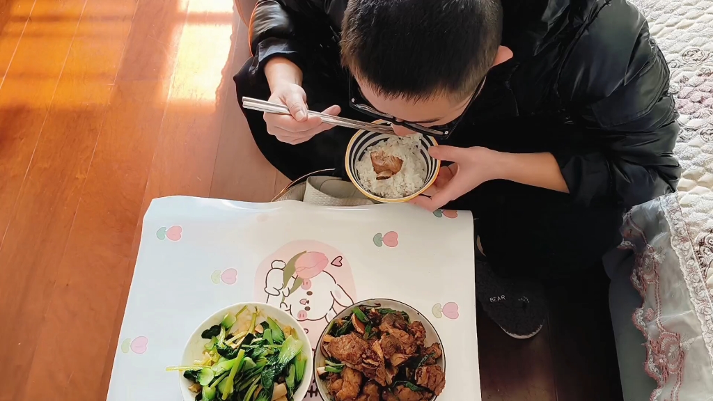 别总活在自己的世界里，要多去了解了解外界，看看社会的百态