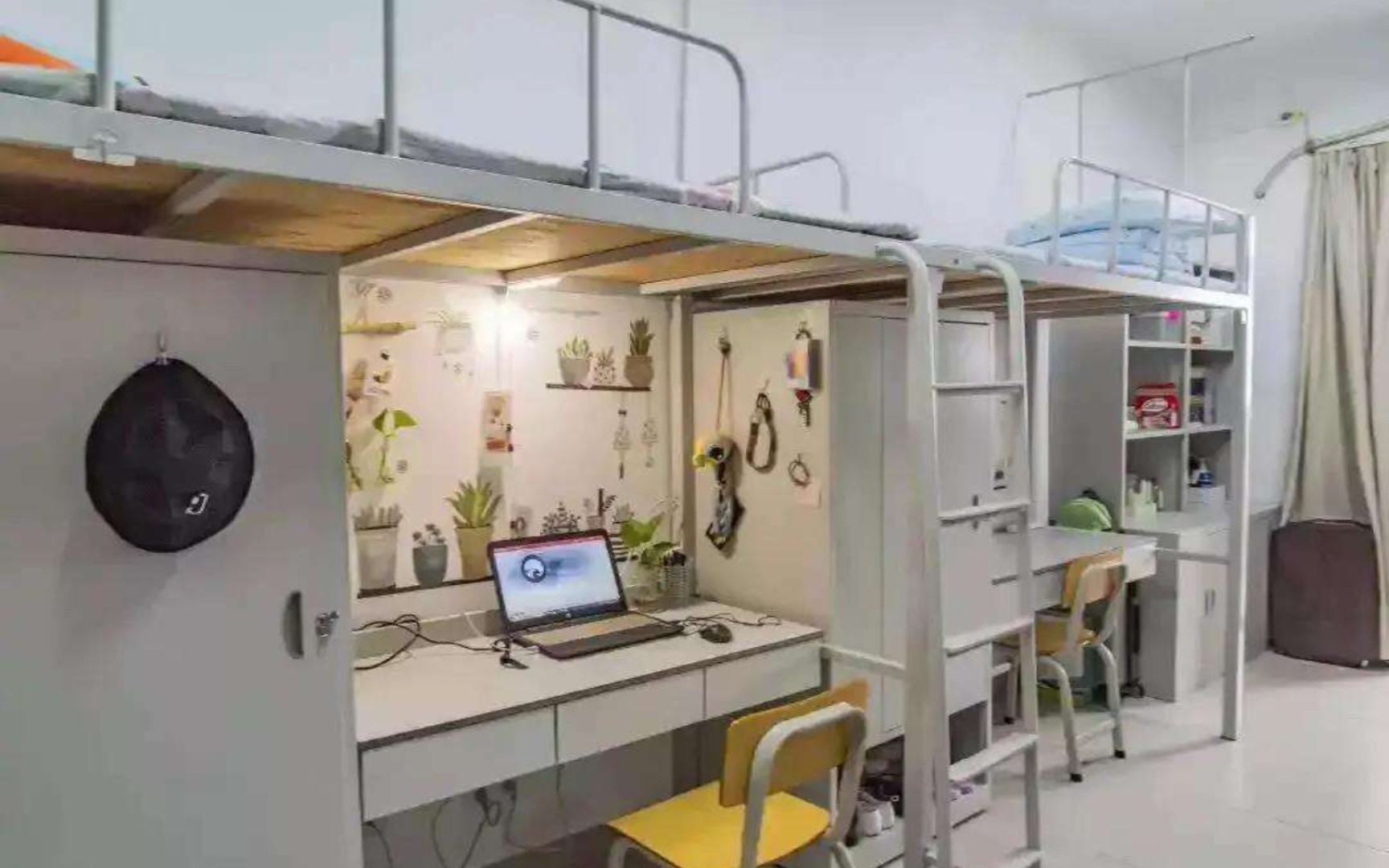 小何谈诡异事件1a在宿舍里遇到黑色人影疑似遇到了不干净的东西