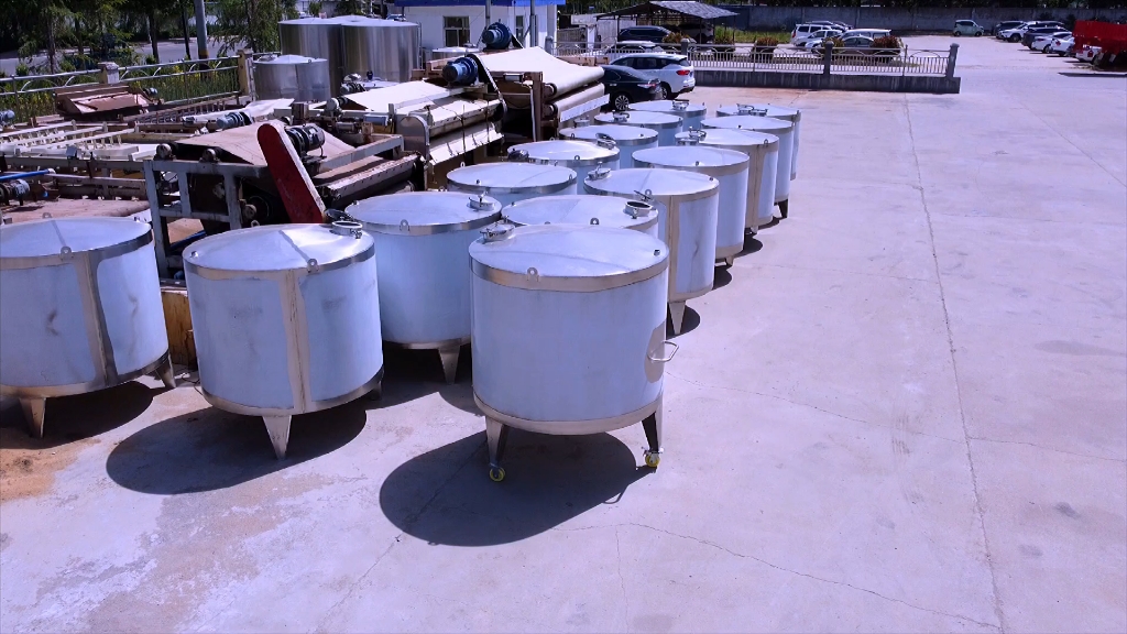 梁山盛世化工设备承接加工不锈钢储罐,不锈钢搅拌罐,不锈钢分散罐