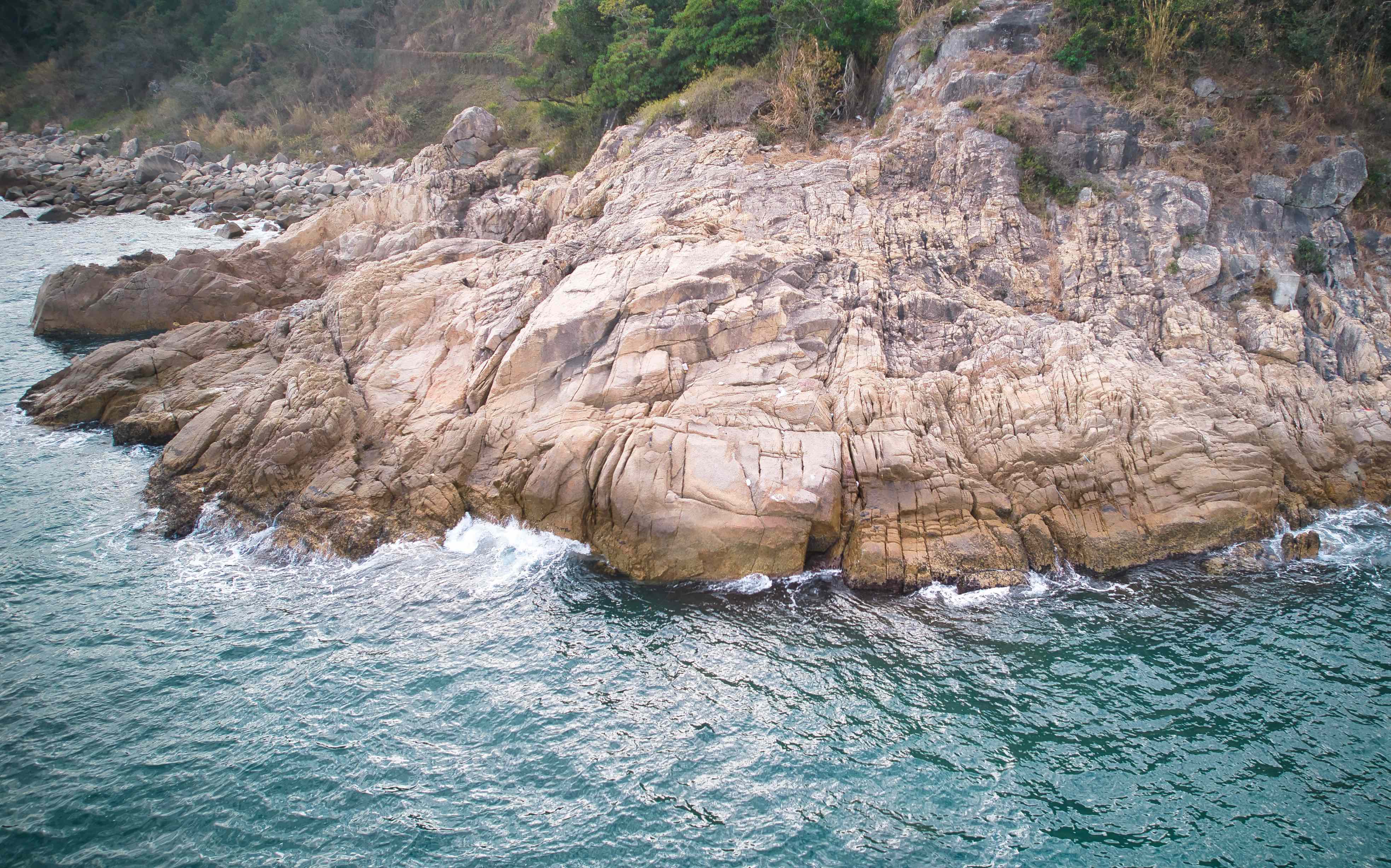 蓝天碧海,航拍深圳野海滩,和我一起迎着海风,感受无垠的宁静.
