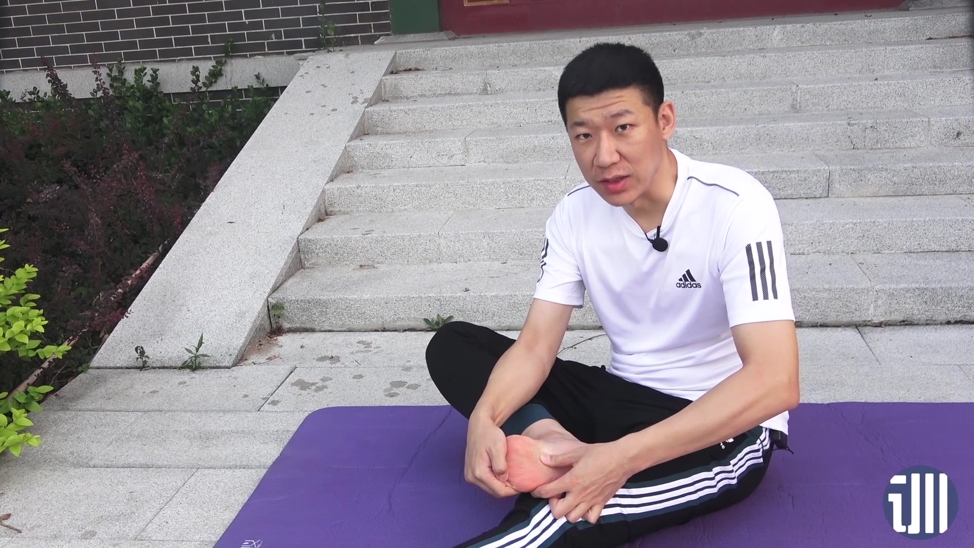 天筋藏于目地筋隐于足每天49下排出肝毒一身轻松