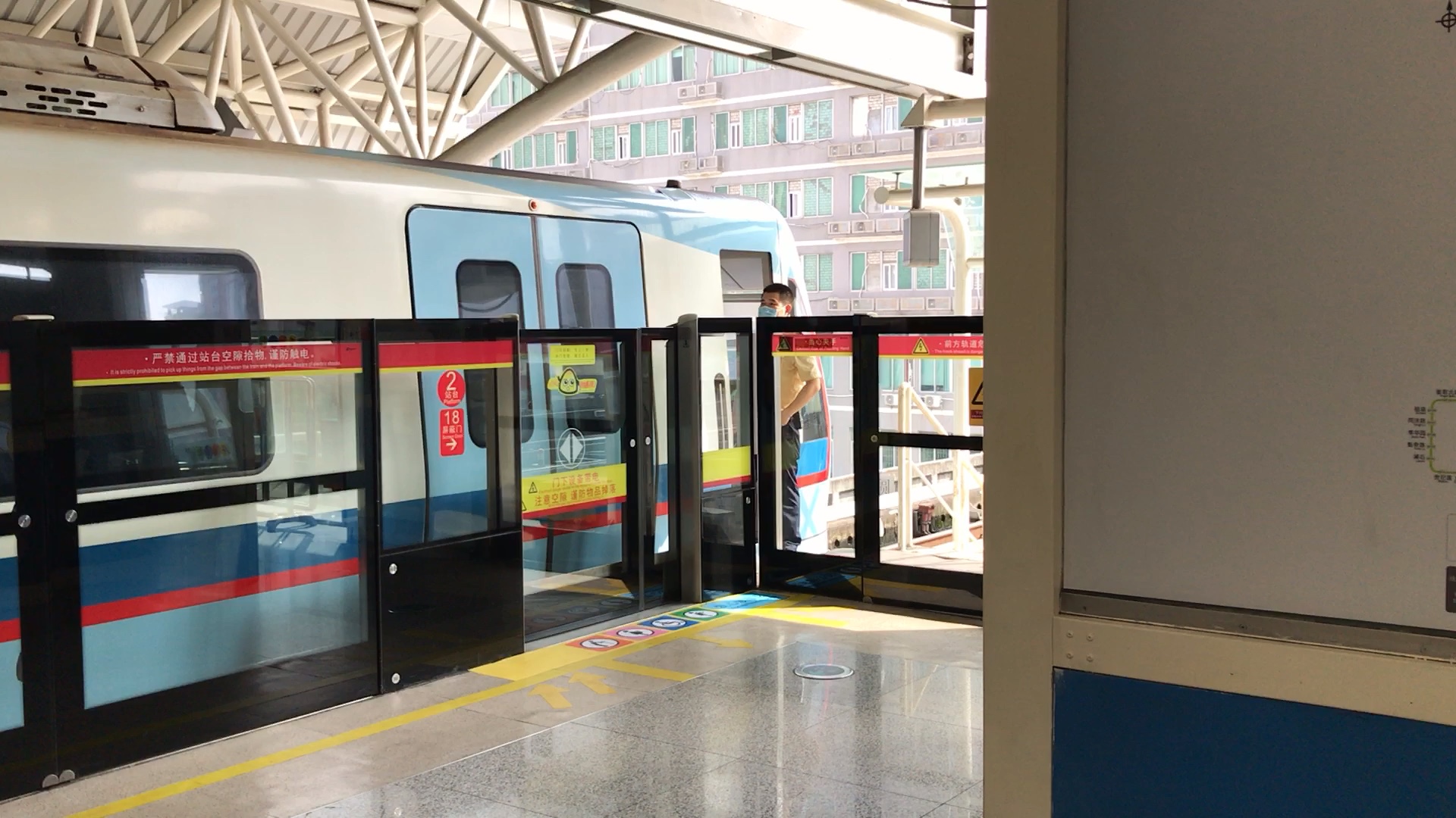 广州地铁五号线l4型列车滘口站出站