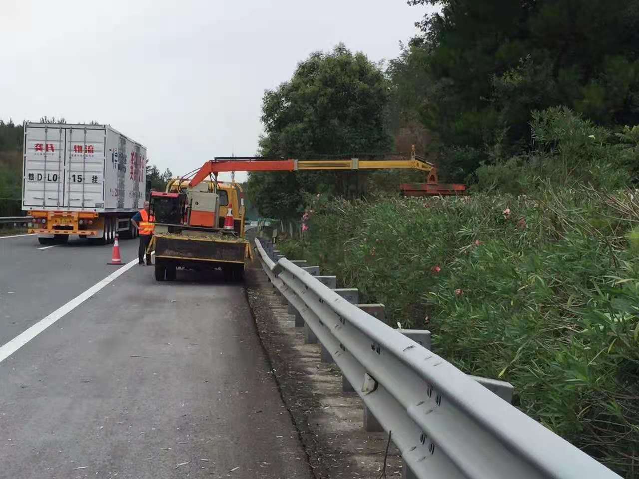 車載式伸縮臂邊坡修剪機高速公路綠籬修剪機工作原理