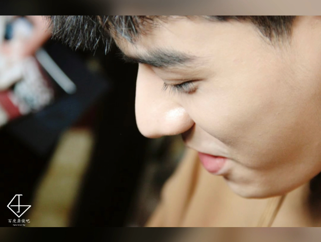 能看脸上小绒毛的距离,我不信你不心动～龚俊