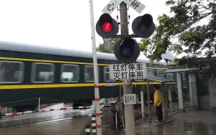 Download Video: 【广茂铁路】广茂线阳春潭水水泥厂道口，客车K587通过去往潭水方向