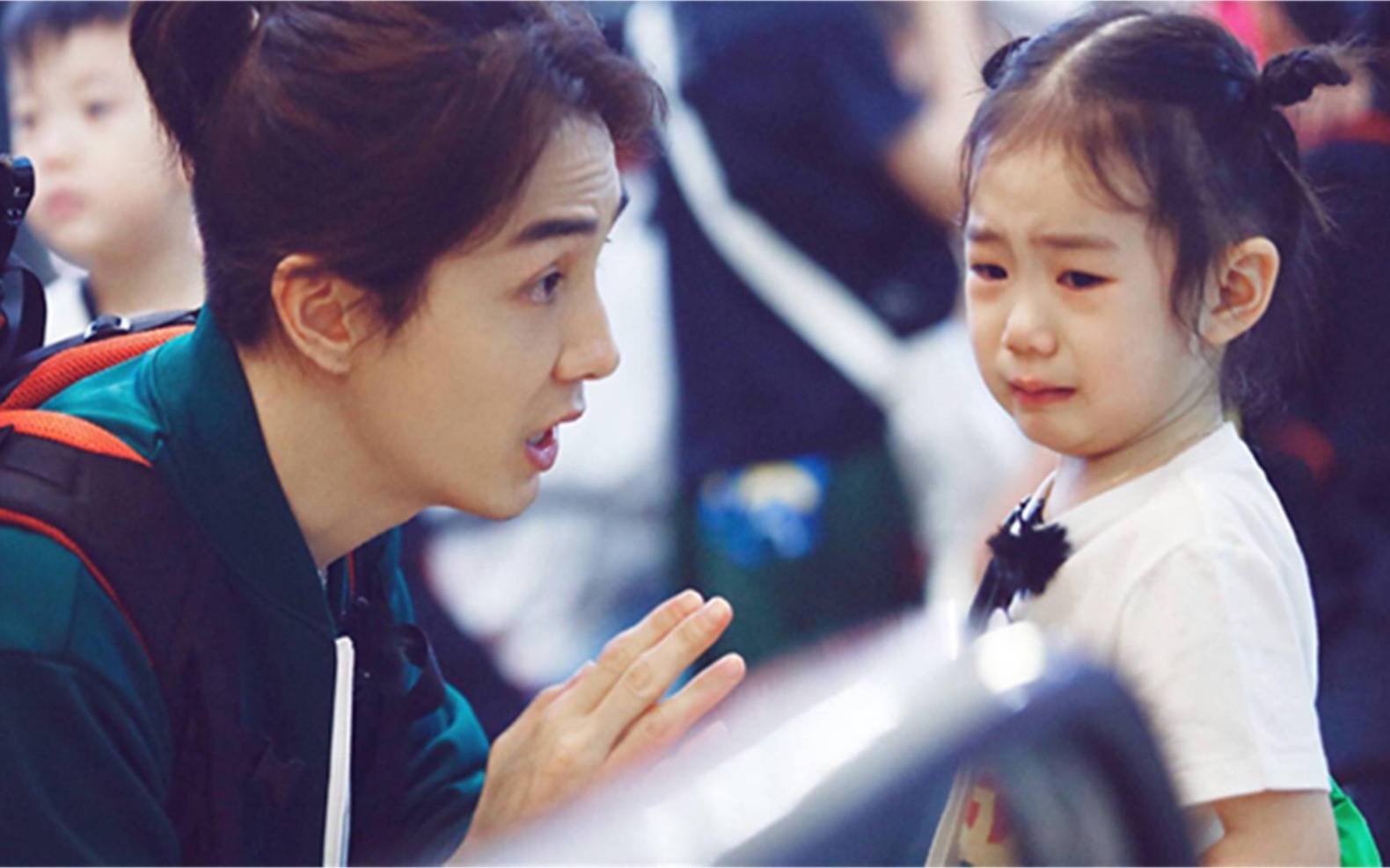 李承铉把女儿lucky骂到崩溃!戚薇直接就是一脚,这教育方式绝了