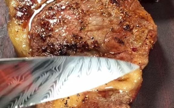 五分熟谷饲眼肉牛排,横切面呈现粉红色;谷饲眼肉最佳口感为五分熟或
