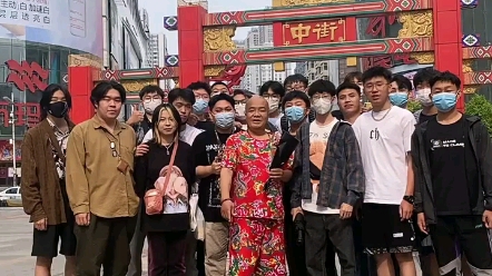 虎哥与傻篮子们见面有人趁机拍了一下尕娃