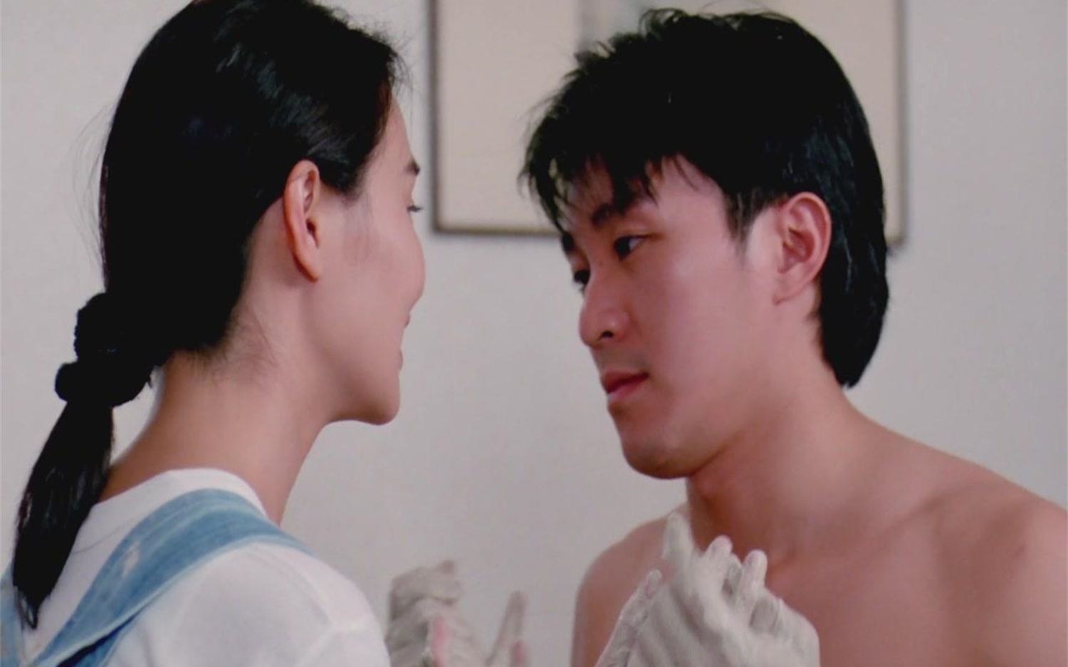 家有喜事(粤语):星爷想给张一个惊喜,没想到开门的是酒店员工