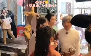 Descargar video: 娜扎拿了烤肠问czy吃不吃，czy第一时间看向sy（让sy吃，sy摇头示意不吃），之后娜扎问czy吃烤肠吗？（czy解释说不吃），一旁的sy插腰转头笑（谁懂？）