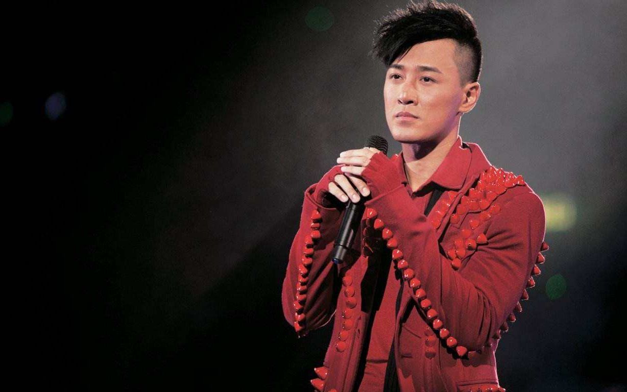 林峰演唱会红色礼服图片