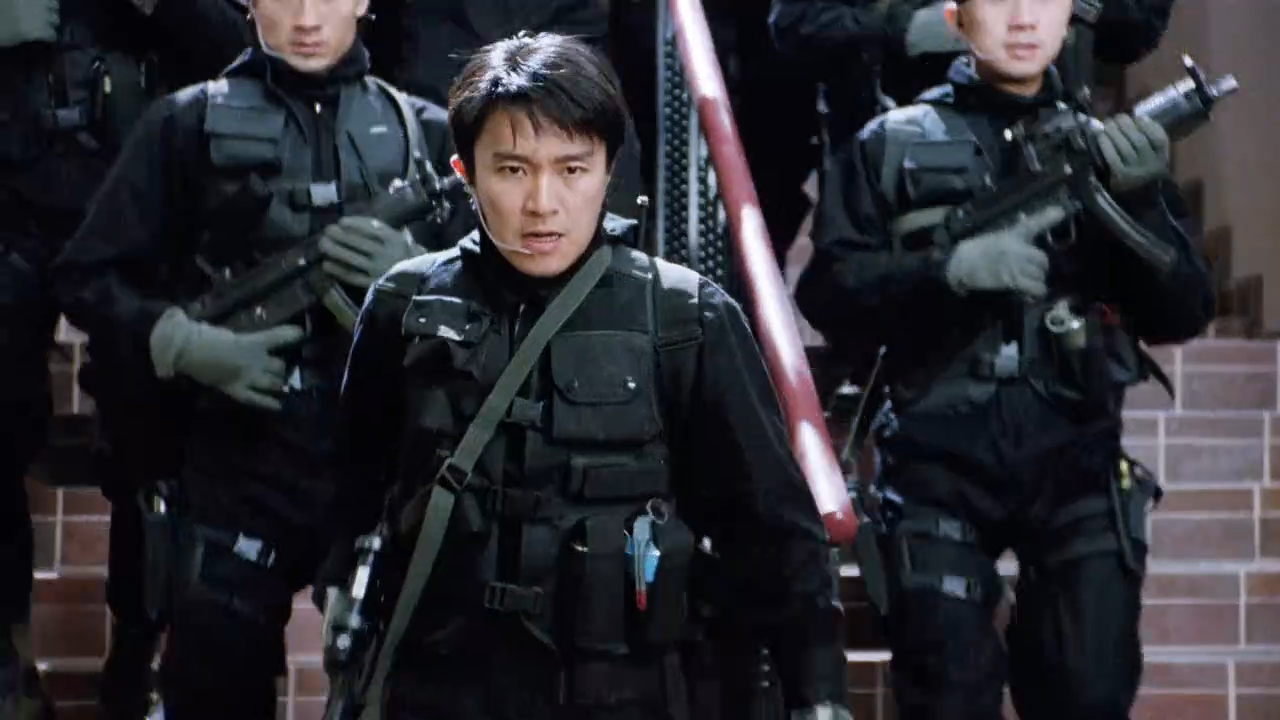 周星星擅自出动飞虎队拯救人质达叔化身未来战士一身武装帅呆