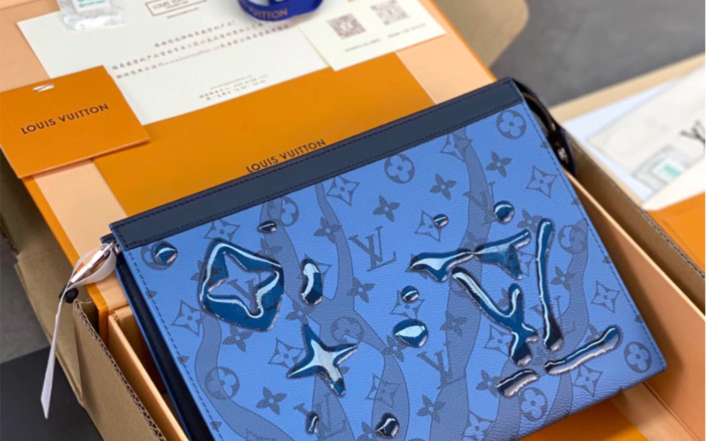 pochette voyage 中号手拿包,本款 pochette voyage 中号手拿包采用