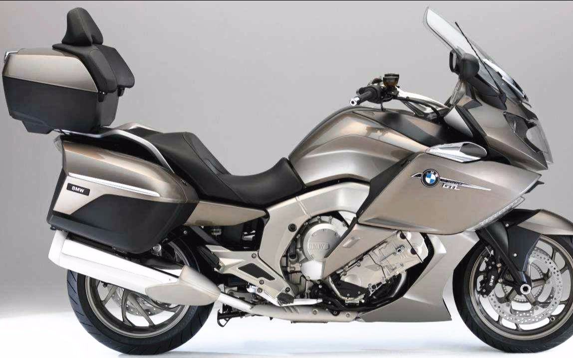 驾驶区储物空间对比 本田金翼和宝马休旅摩托