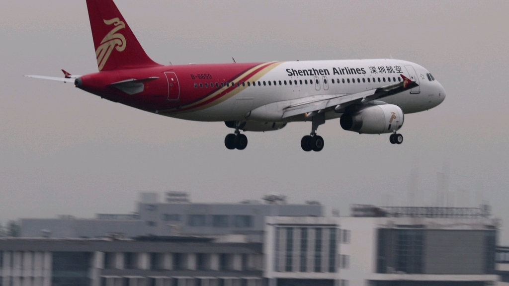 深圳航空a320眼前飘过