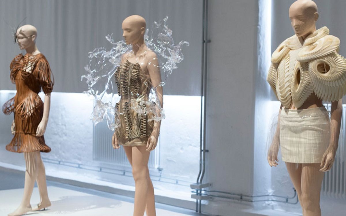 【神级工艺】Iris van Herpen ~ Dimensionism系列玻璃连衣裙工艺影片哔哩哔哩bilibili