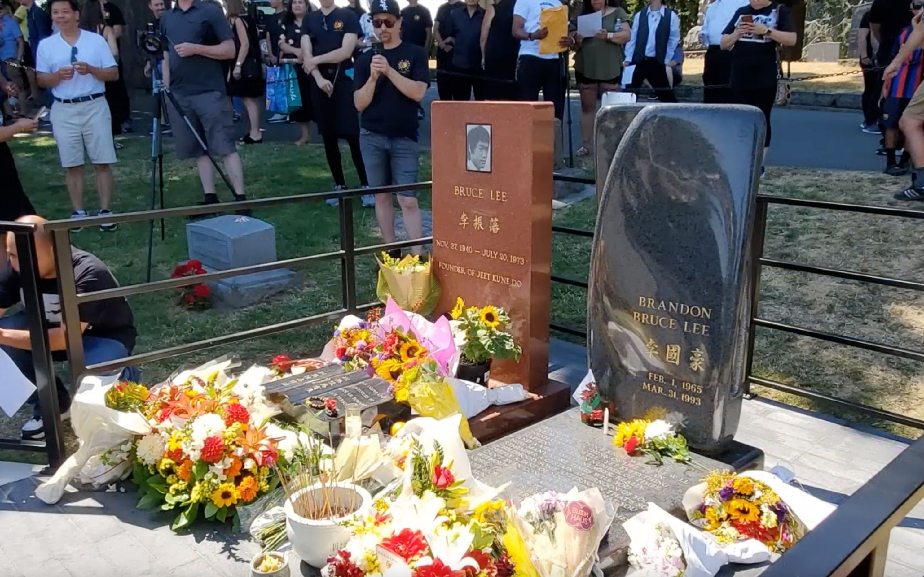 实拍李小龙逝世50周年纪念日于西雅图墓地,李小龙妻子琳达到场