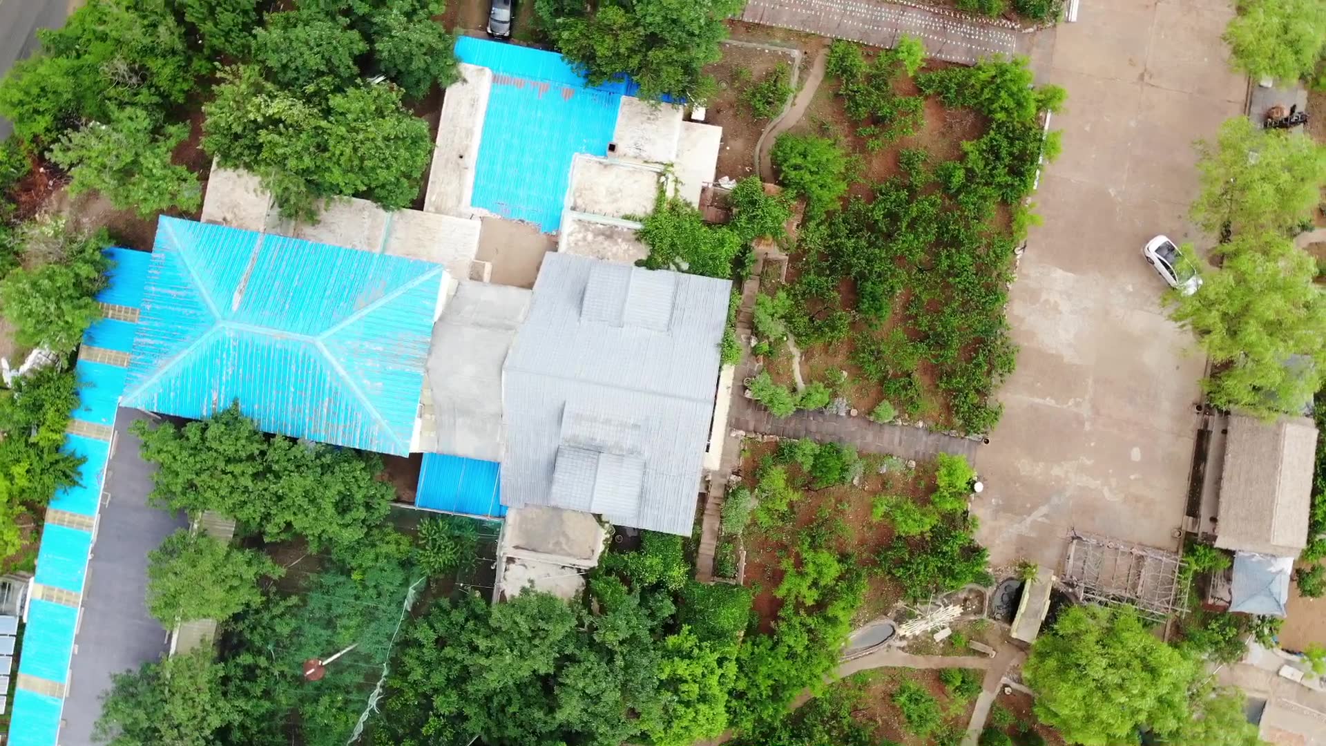 哲vlog|小伙用无人机航拍家乡美景,带你看看朝阳不断扩建的桃花山庄新