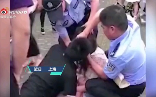 [图]上海一对情侣吻别，女生死死咬住男友舌头不放，警察喷辣椒水也不松口！