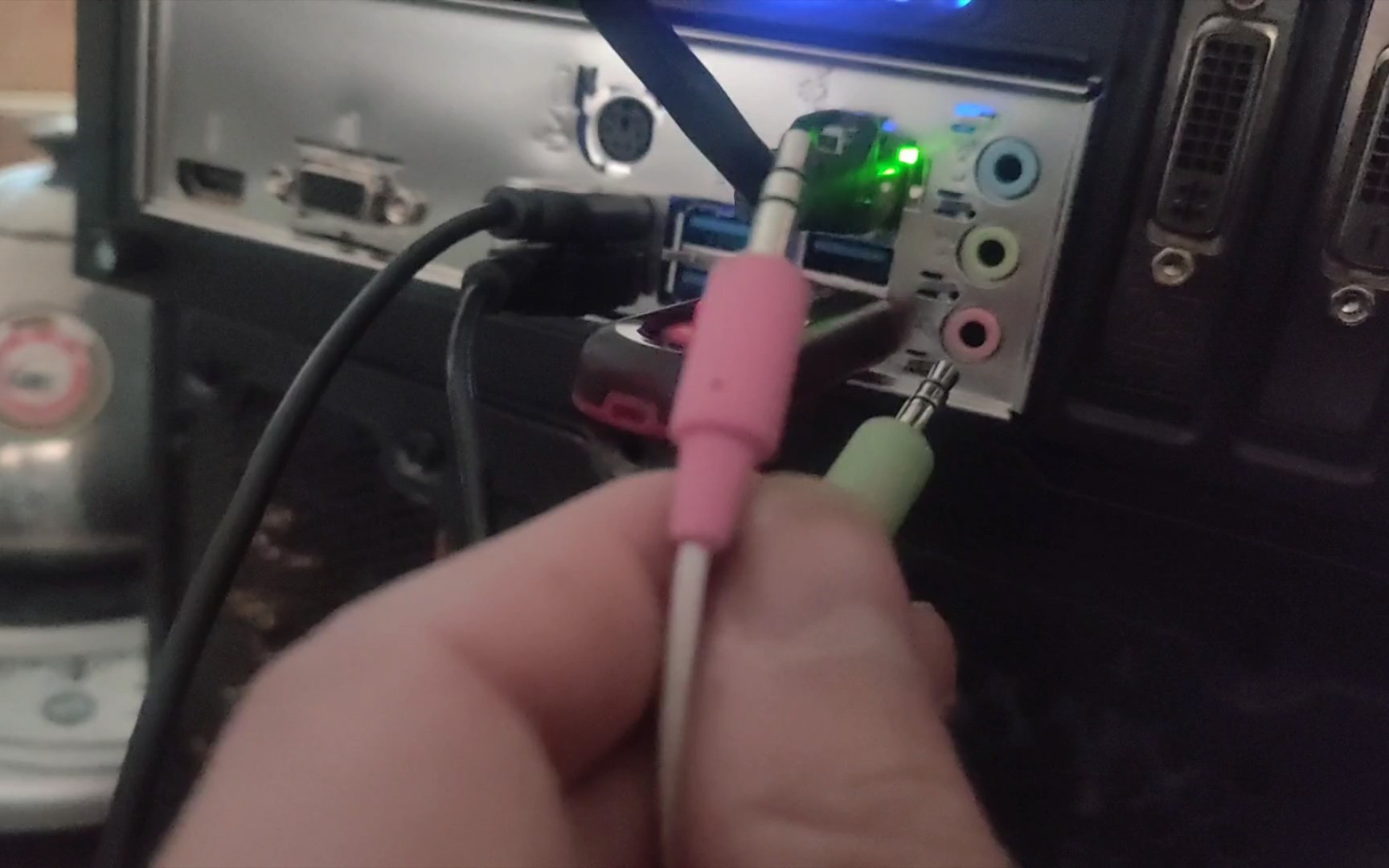 机箱前面板插孔没声音? 收到主机以后怎么插耳机和音响,以及前面板插孔没声音的调试方法