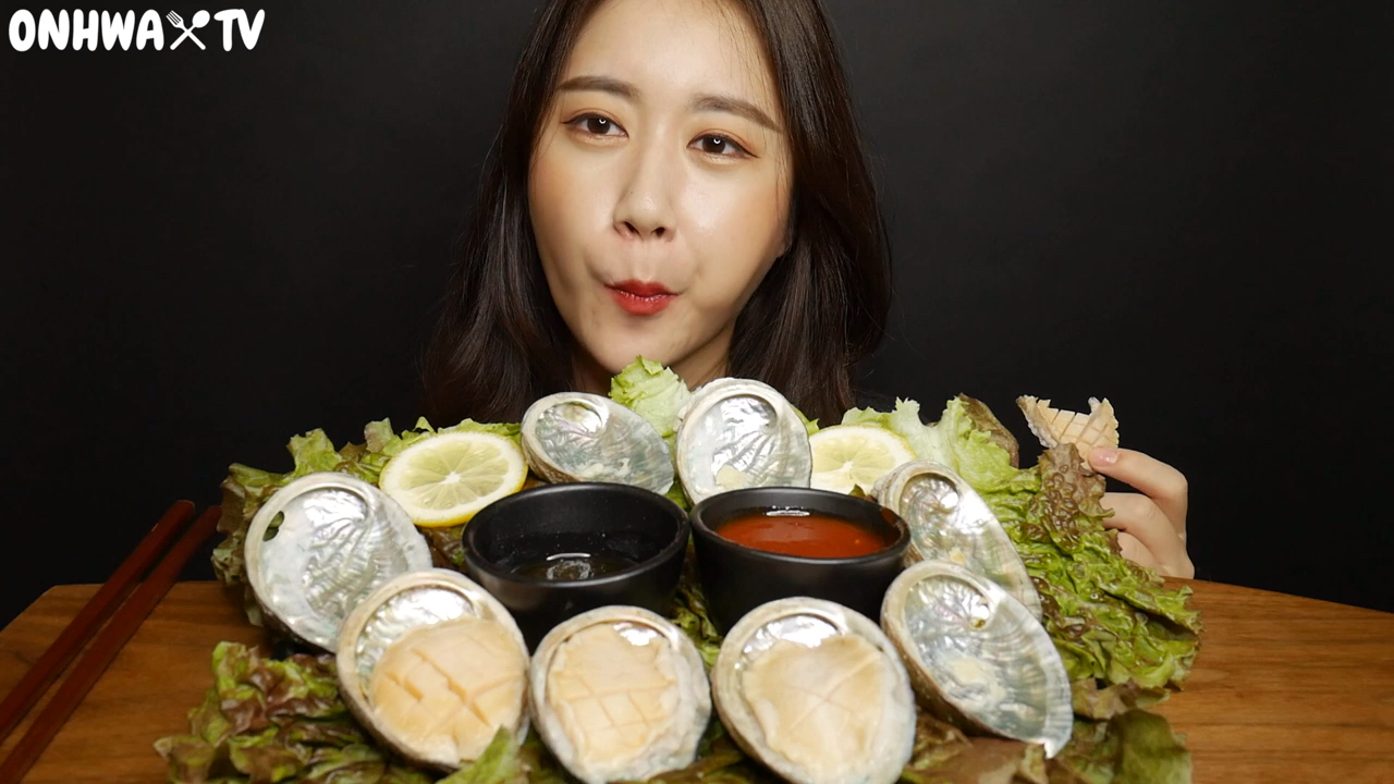 韩国美女吃鲍鱼,听声音很爽口