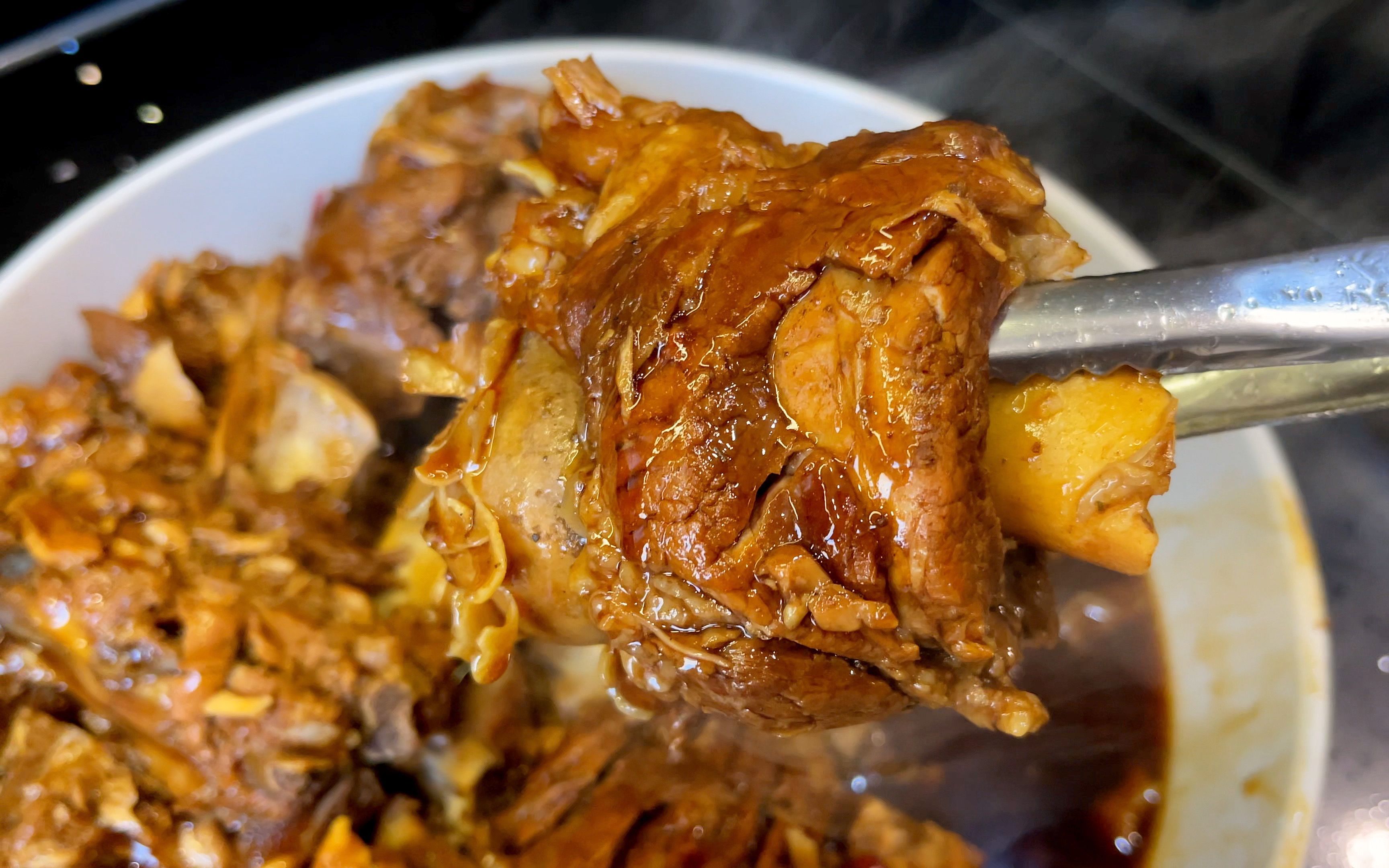 花230元买8斤排骨2斤骨棒一个肘子,媳妇做一锅东北硬菜酱骨棒