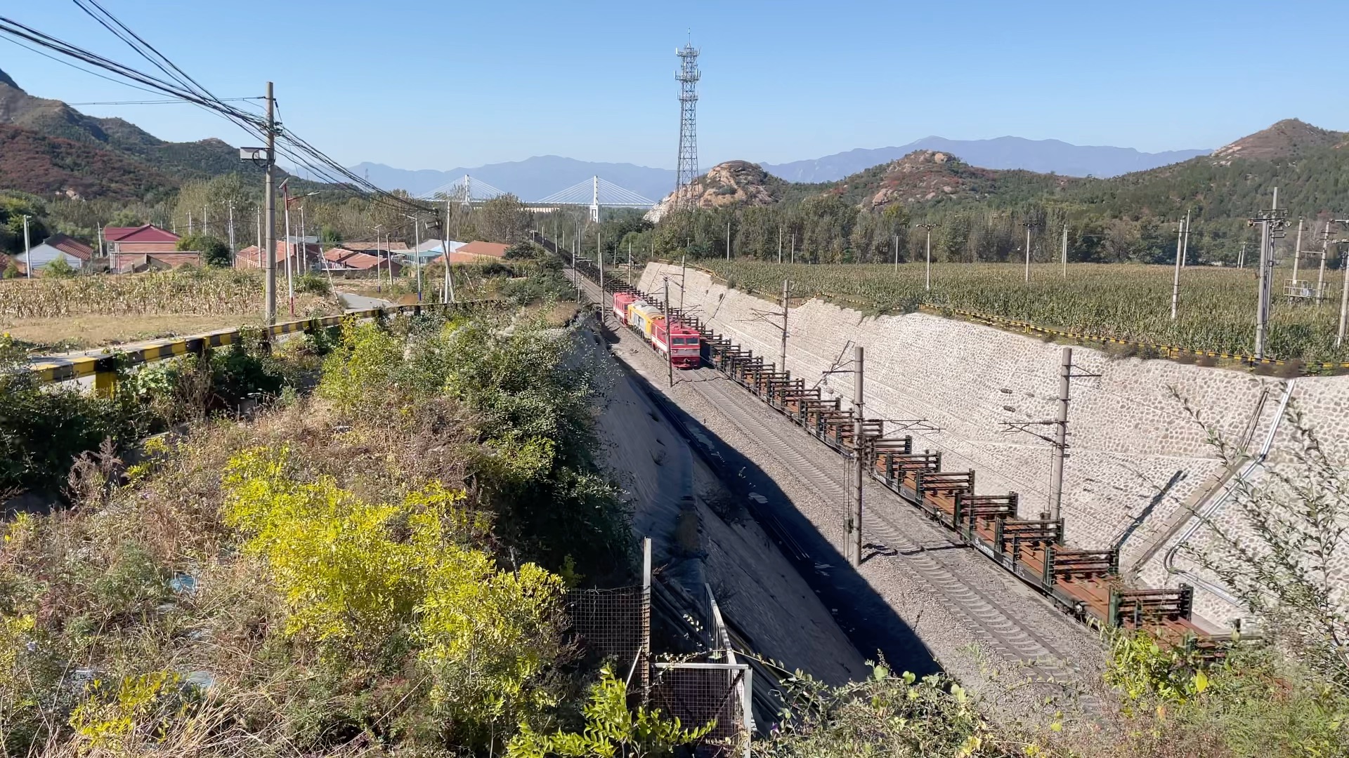 昨天的清筛大机常规回延庆北折返,大秦军都山隧道口和铣磨车会车